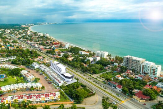 Condominios en Pre- Venta / Condo Pre-Sale Opportunity minutes from the Beach