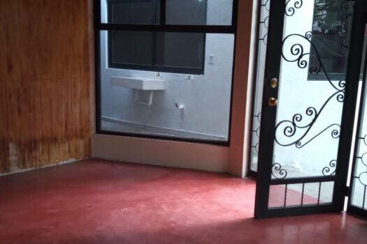 RENTA HERMSA Y AMPLIA CASA TIPO CHALET CON JARDIN