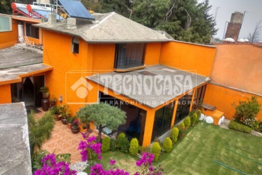 GRAN OPORTUNIDAD, CASA CON GRAN JARDIN DELANTERO.