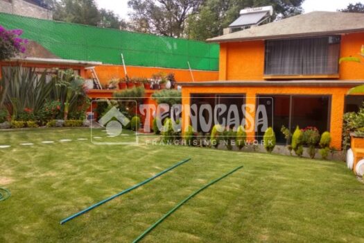 GRAN OPORTUNIDAD, CASA CON GRAN JARDIN DELANTERO.