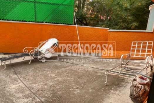 GRAN OPORTUNIDAD, CASA CON GRAN JARDIN DELANTERO.