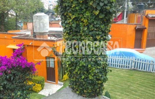 GRAN OPORTUNIDAD, CASA CON GRAN JARDIN DELANTERO.
