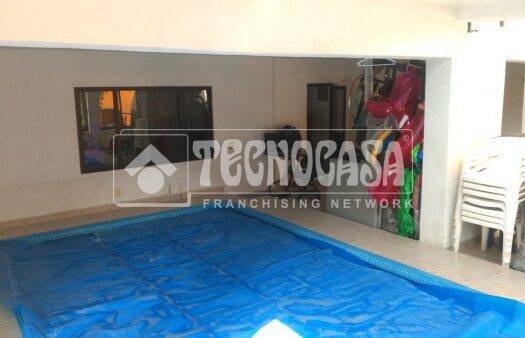 GRAN OPORTUNIDAD, CASA CON GRAN JARDIN DELANTERO.
