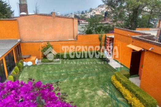 GRAN OPORTUNIDAD, CASA CON GRAN JARDIN DELANTERO.