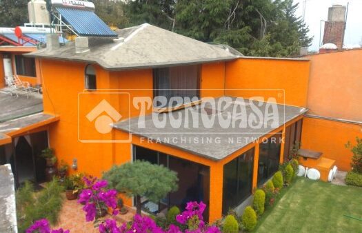 GRAN OPORTUNIDAD, CASA CON GRAN JARDIN DELANTERO.