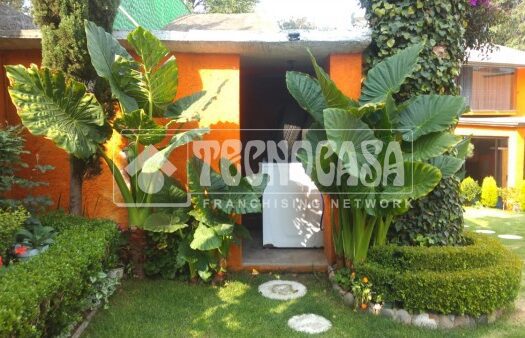 GRAN OPORTUNIDAD, CASA CON GRAN JARDIN DELANTERO.