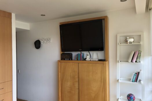 Departamento en Venta  Muy iluminado  65 m2 2 habitaciones con closet cada una 2 baños completos  Cocina integral equipada Closet de lavado  Sala Comedor  Balcón  Bodega 2 lugares de estacionamiento (no se estorban con vecinos) Acabados modernos En excelentes condiciones  De uso común: Gimnasio equipado  Roof garden con asadores y sala de exterior techada Vigilancia 24 hrs.  Portón de estacionamiento automático  Control de entrada peatonal con biométrico  Circuito cerrado de vigilancia   Muy bien ubicado A menos de 3 minutos: Av. Revolución  Av. Patriotismo  Periférico   A 5 minutos: Insurgentes  Viaducto  Río Churubusco