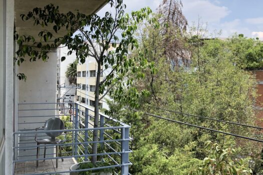 Departamento en Venta  Muy iluminado  65 m2 2 habitaciones con closet cada una 2 baños completos  Cocina integral equipada Closet de lavado  Sala Comedor  Balcón  Bodega 2 lugares de estacionamiento (no se estorban con vecinos) Acabados modernos En excelentes condiciones  De uso común: Gimnasio equipado  Roof garden con asadores y sala de exterior techada Vigilancia 24 hrs.  Portón de estacionamiento automático  Control de entrada peatonal con biométrico  Circuito cerrado de vigilancia   Muy bien ubicado A menos de 3 minutos: Av. Revolución  Av. Patriotismo  Periférico   A 5 minutos: Insurgentes  Viaducto  Río Churubusco