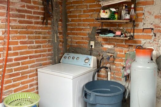 ATENCION COMERCIANTES SE VENDE HERMOSA Y MUY GRANDE CASA A UNOS METROS DE B. ANAYA 1 SECC SOBRE AV. COMERCIAL EN SLP, SLP